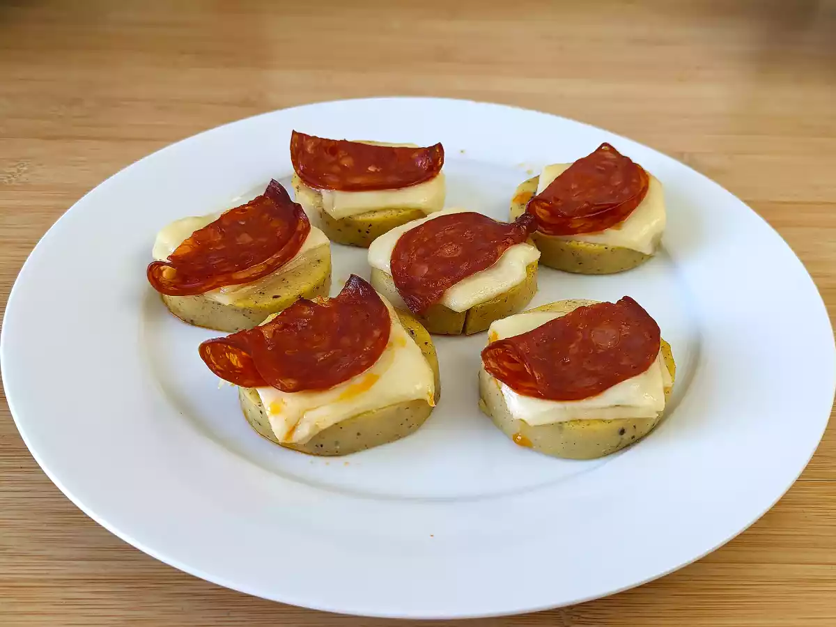 Crostini z polenty se sýrem scamorza a pikantním salámem - foto 4