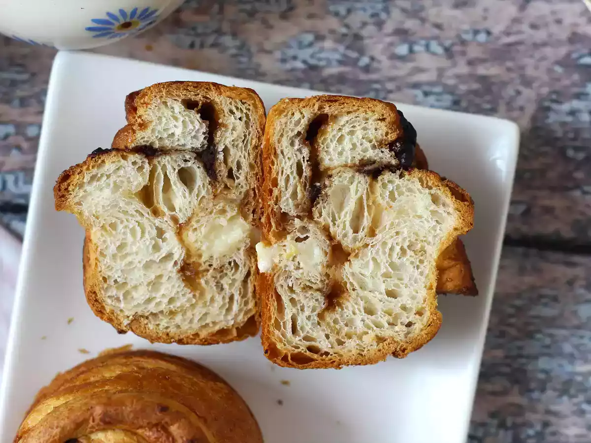 Cruffins, kombinace croissantu a muffinu s krémem a čokoládou. - foto 2