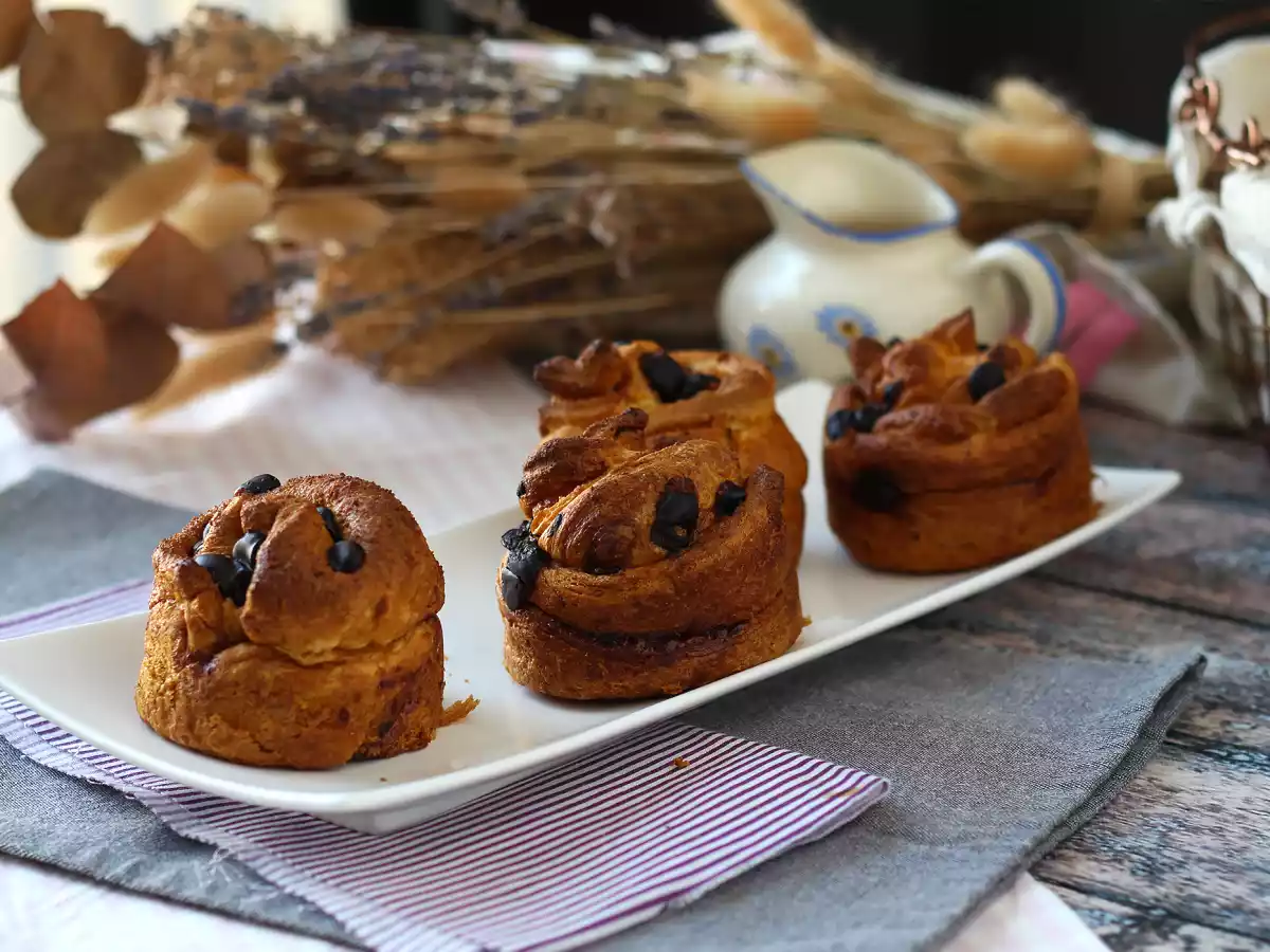 Cruffins, kombinace croissantu a muffinu s krémem a čokoládou. - foto 3