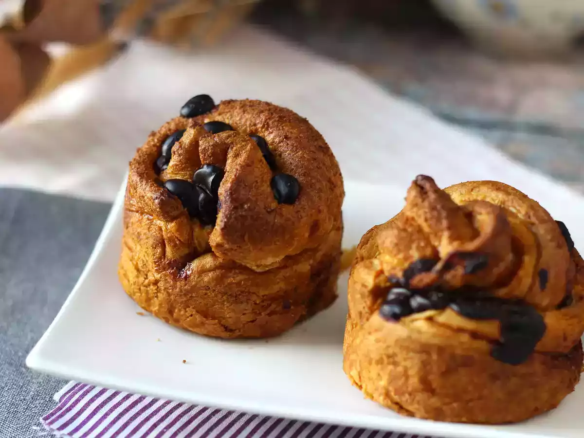 Cruffins, kombinace croissantu a muffinu s krémem a čokoládou. - foto 4