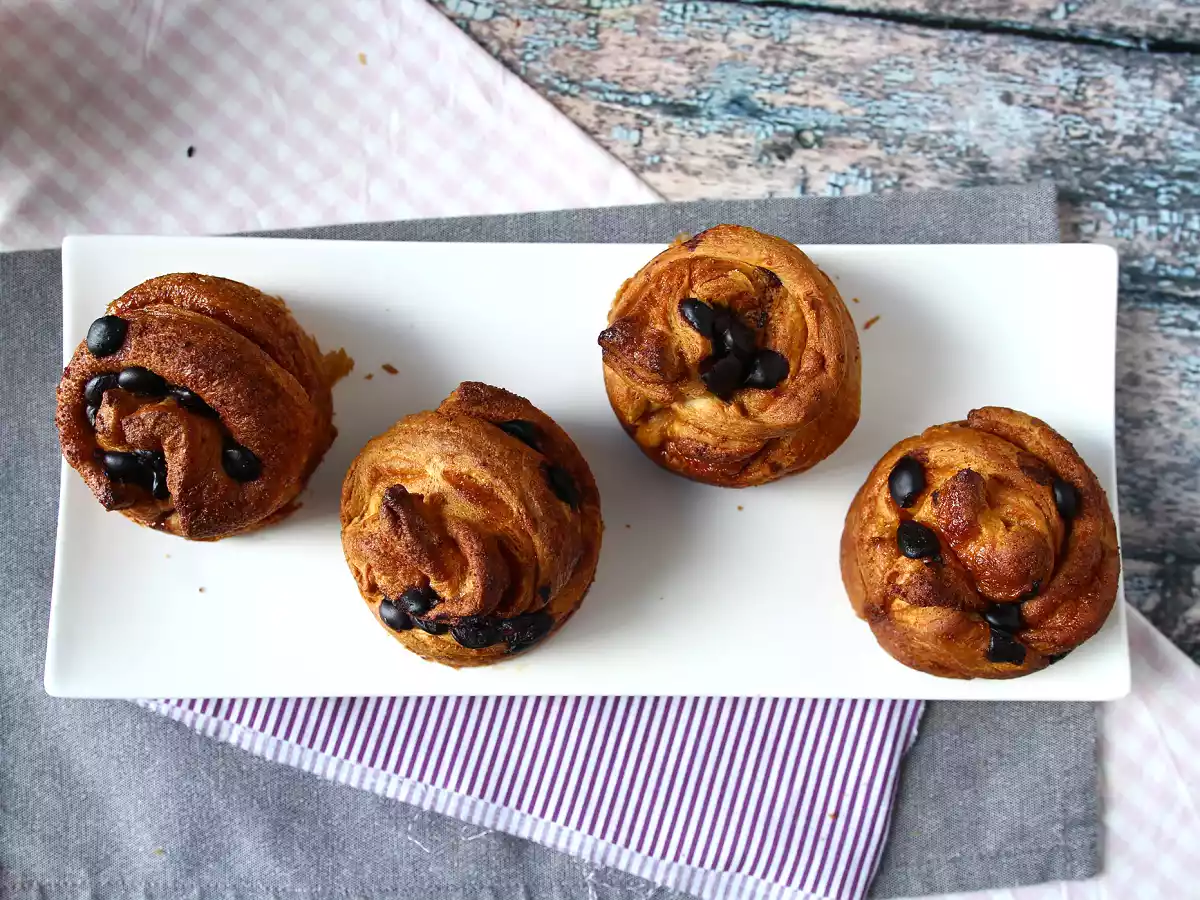 Cruffins, kombinace croissantu a muffinu s krémem a čokoládou. - foto 5
