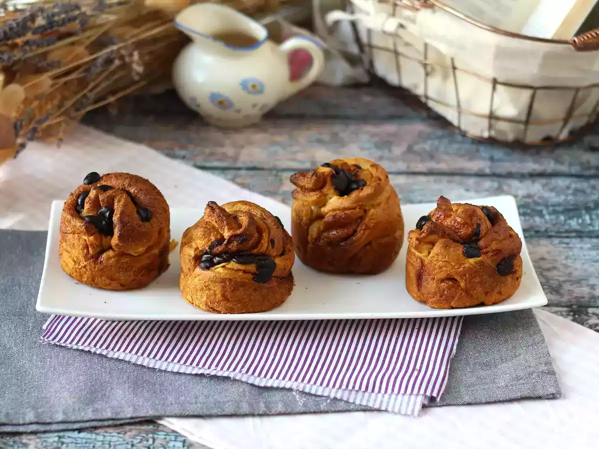 Cruffins, kombinace croissantu a muffinu s krémem a čokoládou. - foto 9
