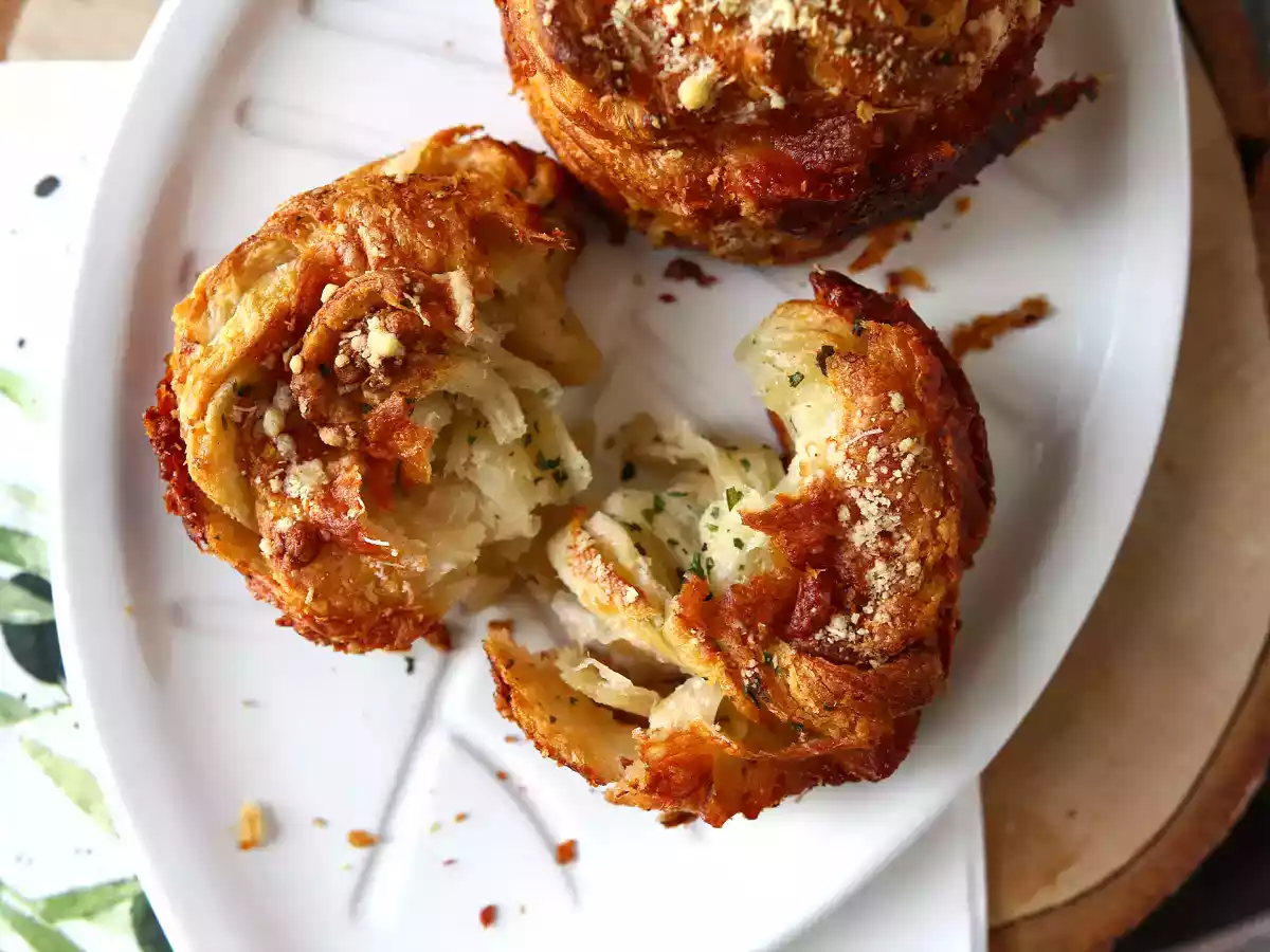 Cruffiny, kombinace croissantu a muffinu, v tomto případě osolené s parmazánem a mozzarellou.