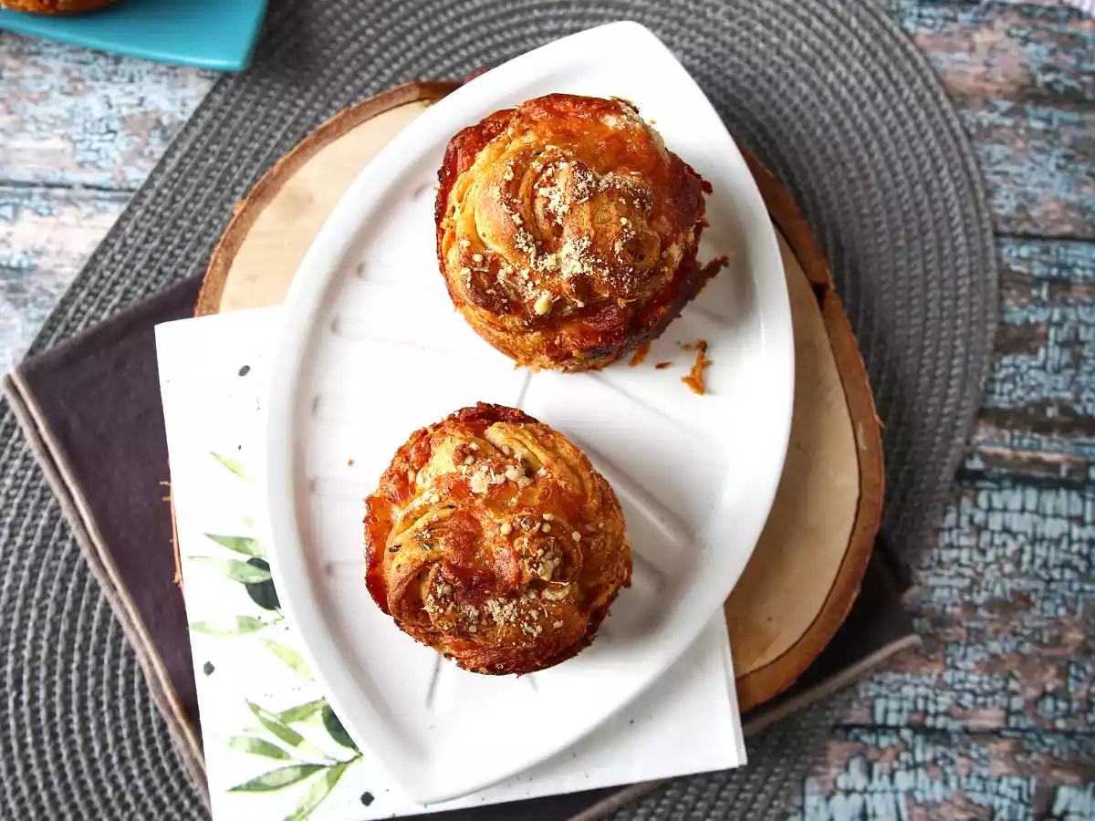 Cruffiny, kombinace croissantu a muffinu, v tomto případě osolené s parmazánem a mozzarellou. - foto 2