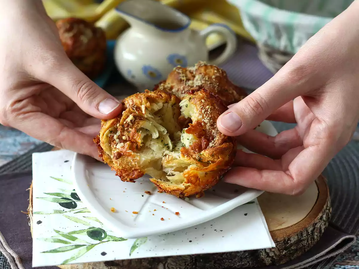 Cruffiny, kombinace croissantu a muffinu, v tomto případě osolené s parmazánem a mozzarellou. - foto 6
