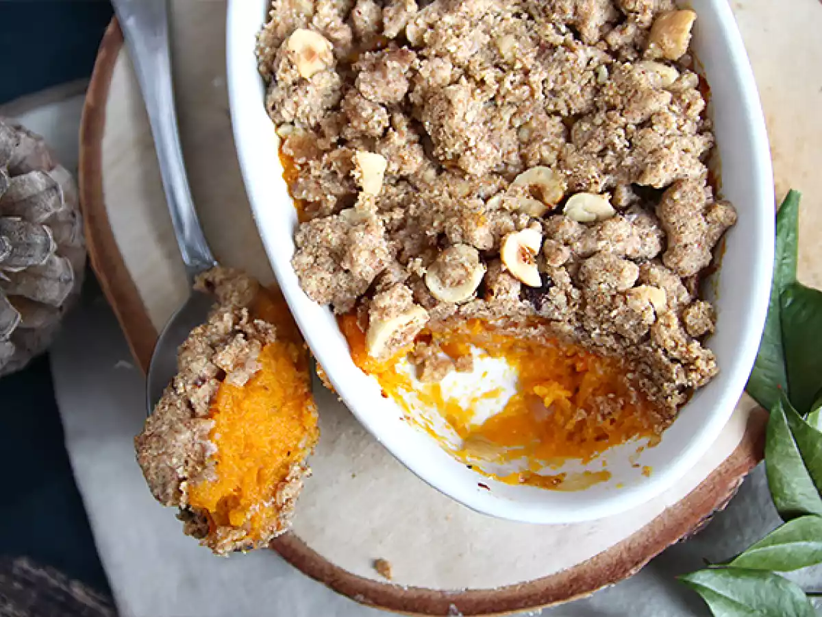 Crumble s máslovou dýní a lískovými oříšky