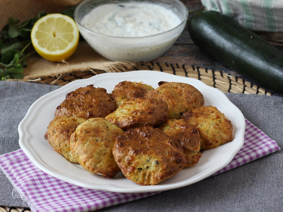 Cuketové lívance s jogurtem a fetou ve fritéze - foto 4