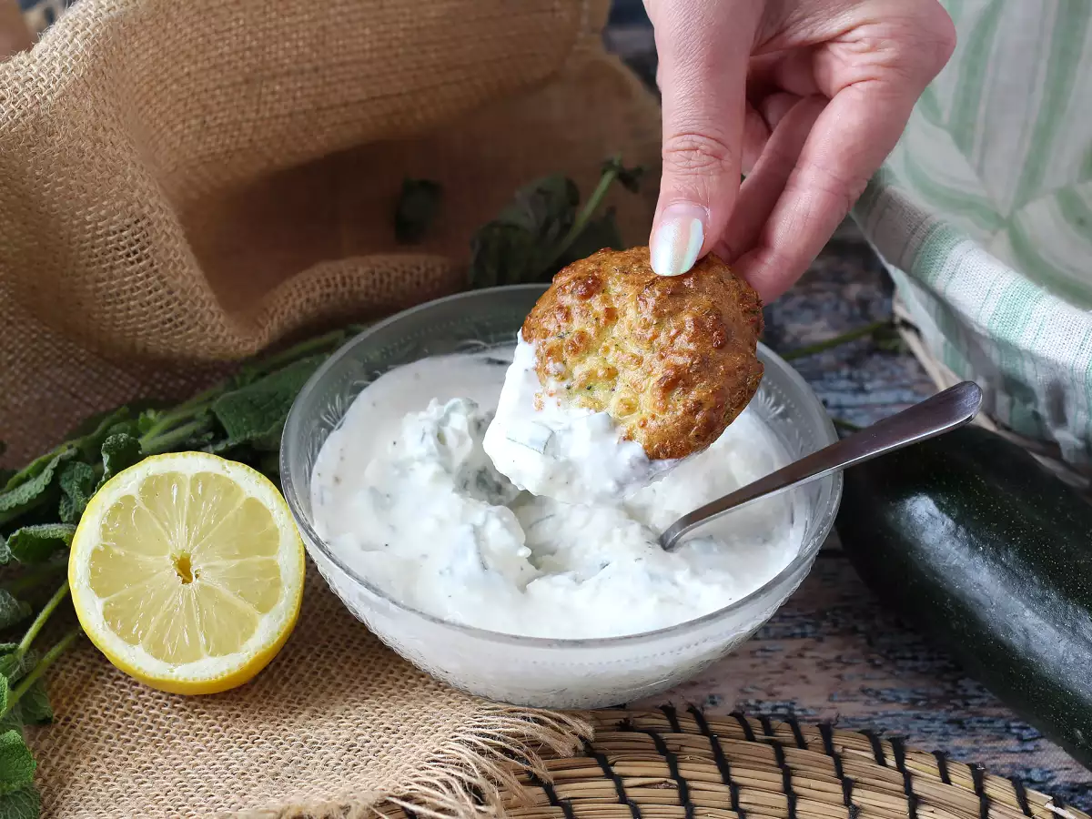 Cuketové placičky z fritézy Air Fryer s jogurtovo-fetovou omáčkou - foto 3