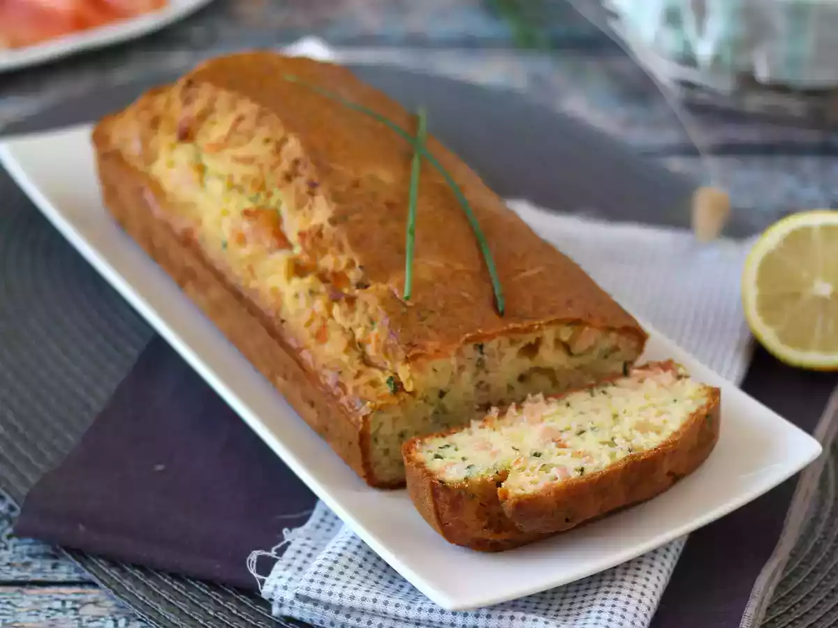 Dort z uzeného lososa, citronu a pažitky