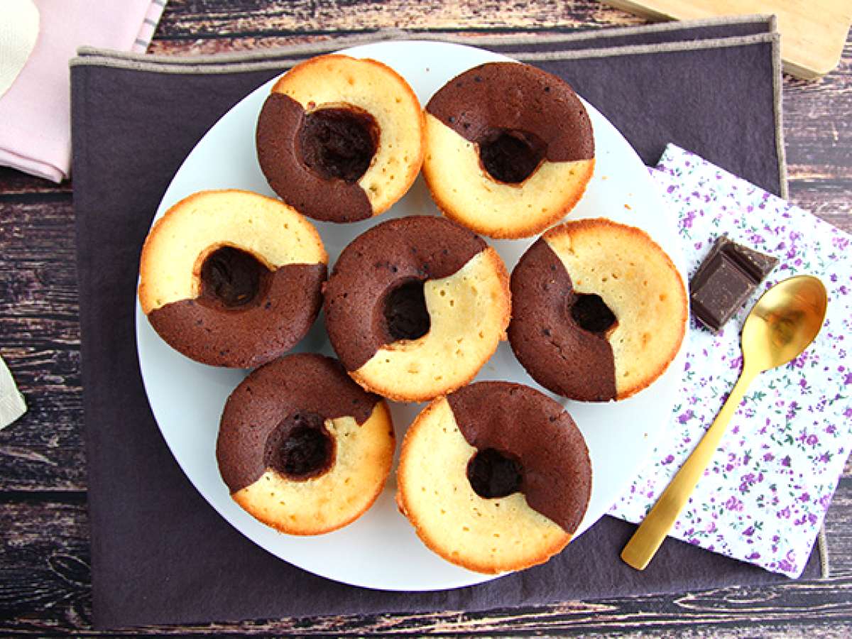 Dvoubarevné čokoládovo-vanilkové muffiny s čokoládovým srdcem