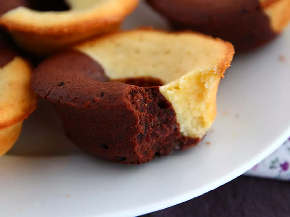 Dvoubarevné čokoládovo-vanilkové muffiny s čokoládovým srdcem - foto 4