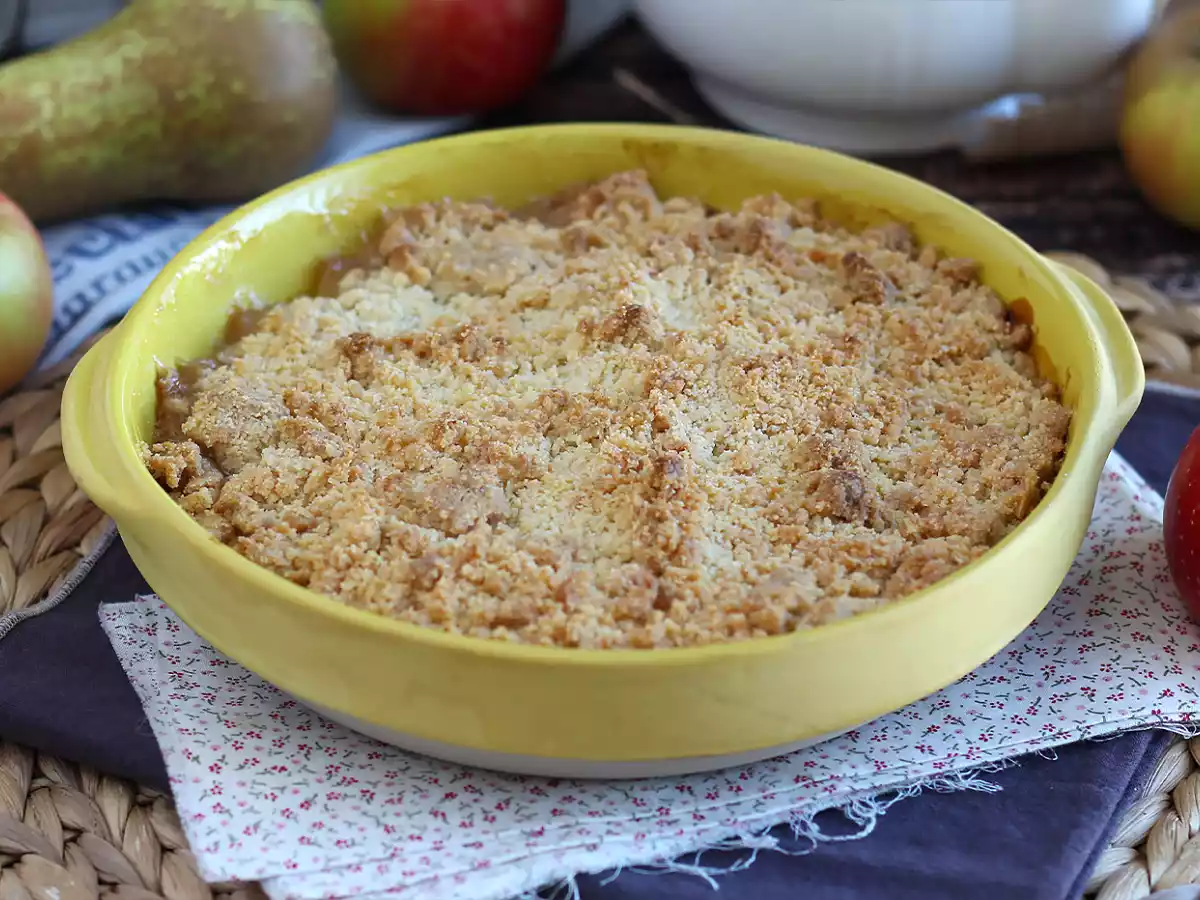Extra křupavý a rozplývající se jablečno-hruškový crumble