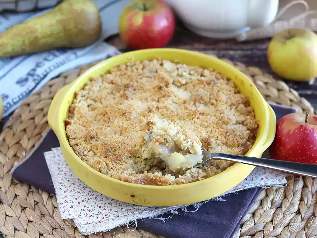 Extra křupavý a rozplývající se jablečno-hruškový crumble - foto 5