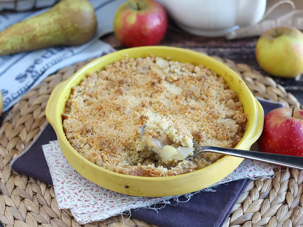 Extra křupavý a vláčný crumble s jablky a hruškami - foto 5