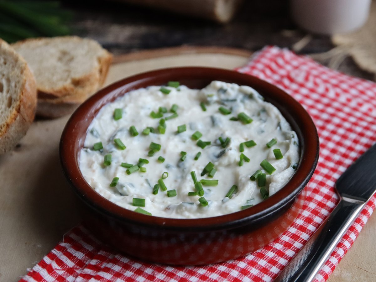 Falešný sýr česnek a bylinky (veganský sýr na bázi sóji!) - foto 2