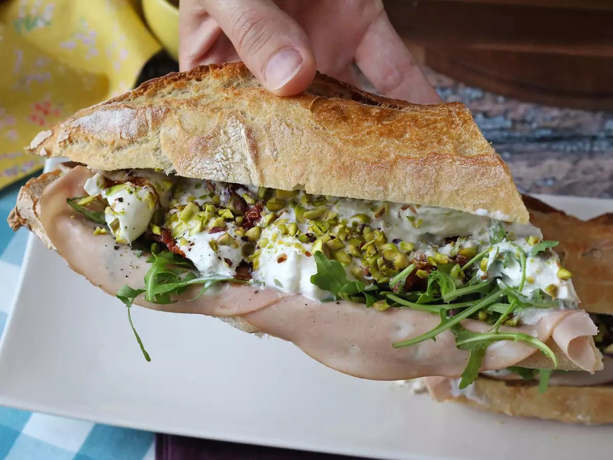 Gourmet italský sendvič s mortadelou a sýrem burrata