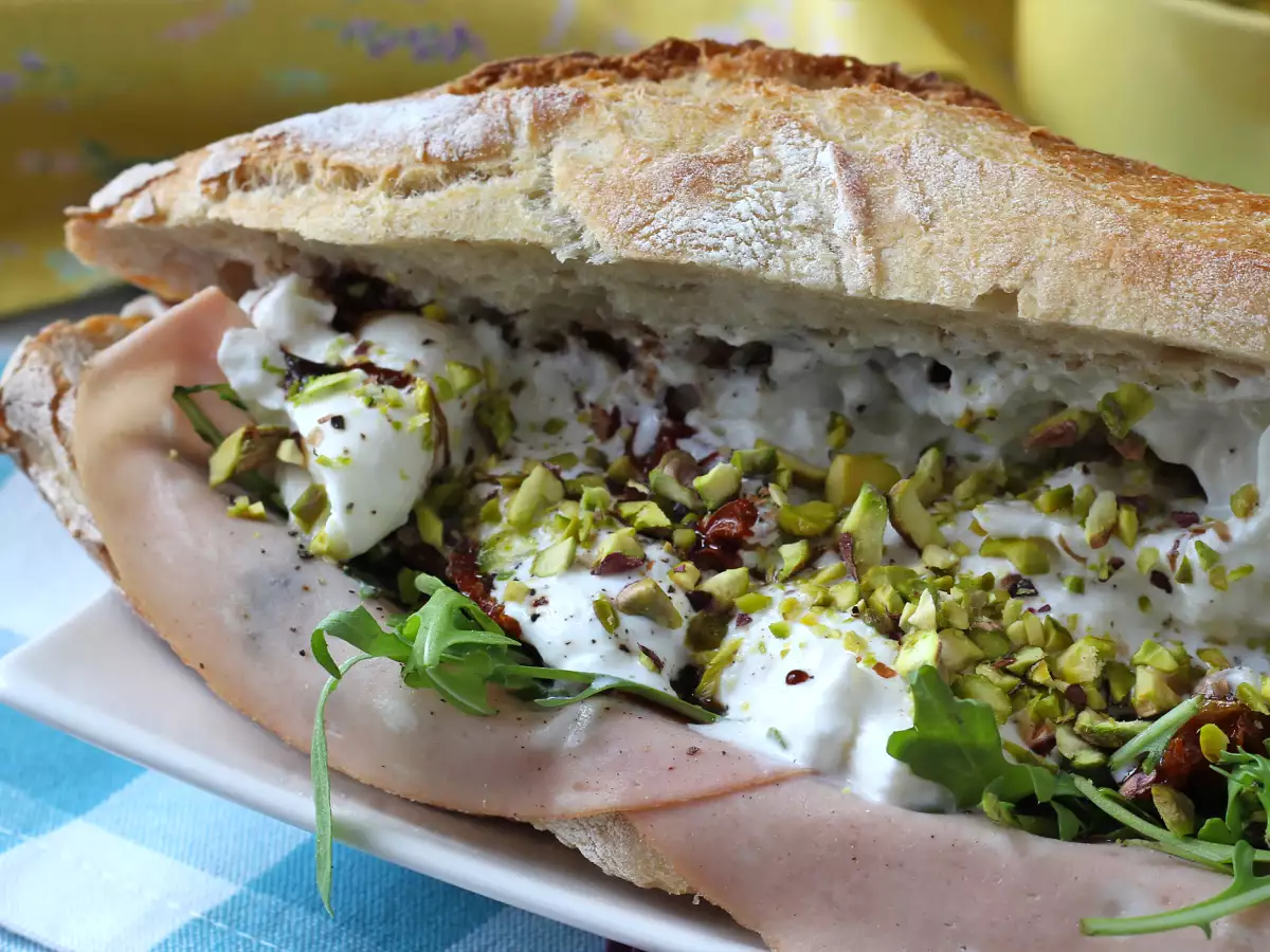 Gourmet italský sendvič s mortadelou a sýrem burrata - foto 3