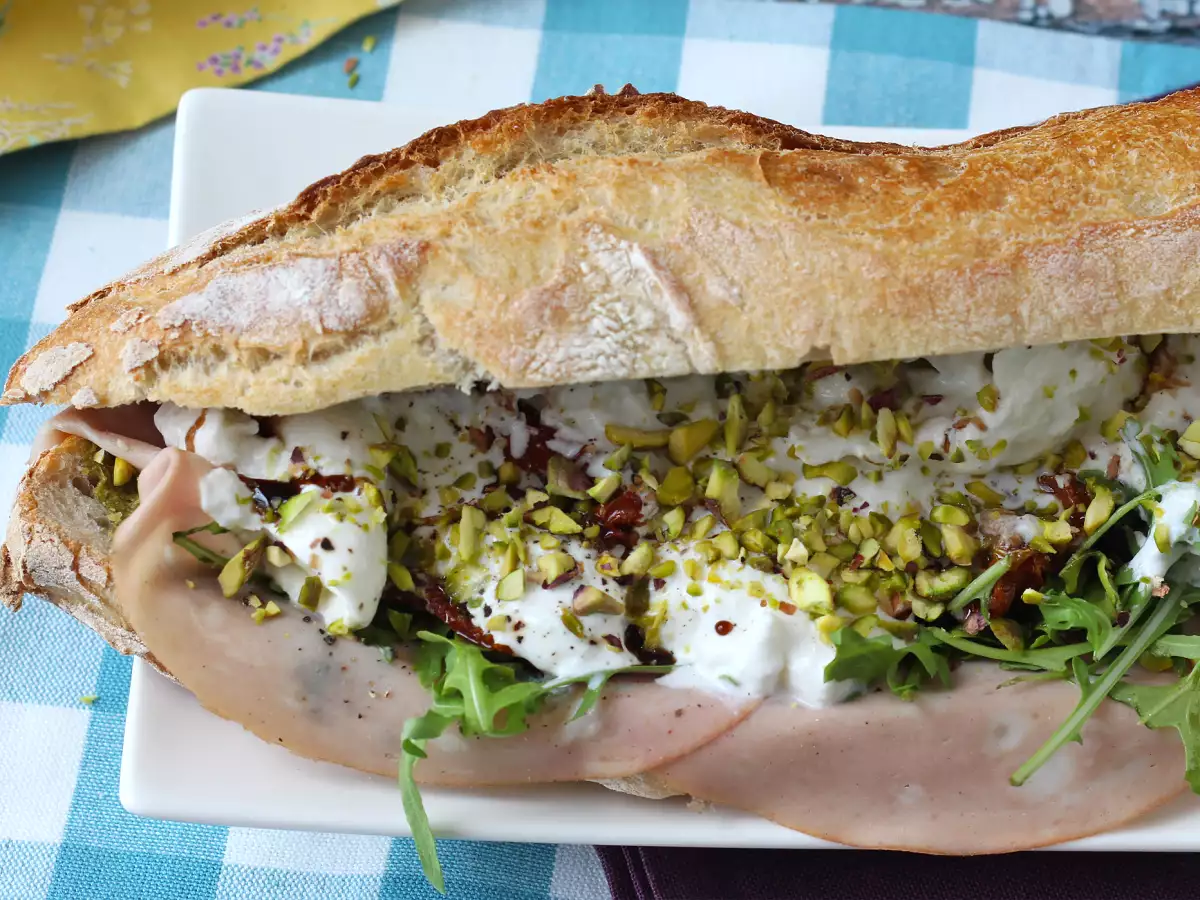 Gourmet italský sendvič s mortadelou a sýrem burrata - foto 4
