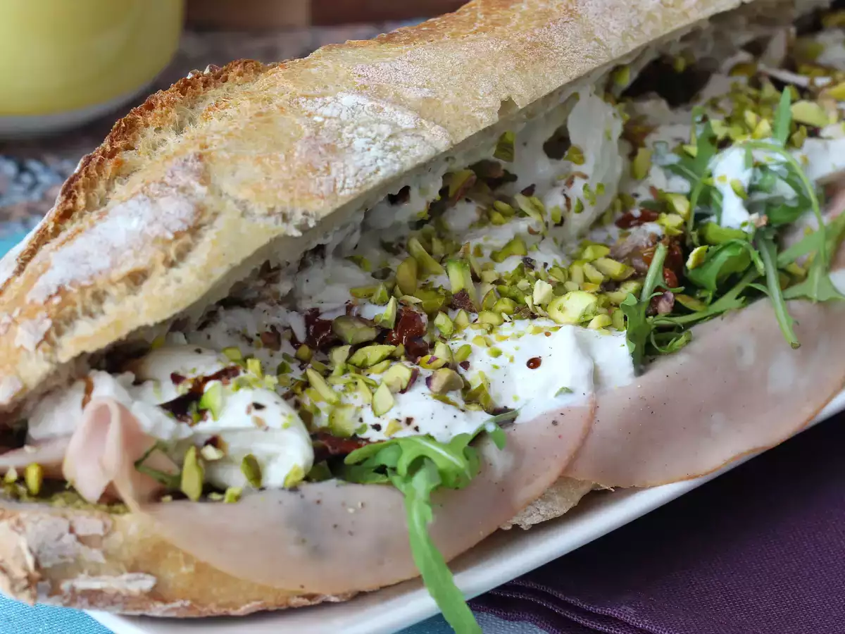Gourmet italský sendvič s mortadelou a sýrem burrata - foto 5