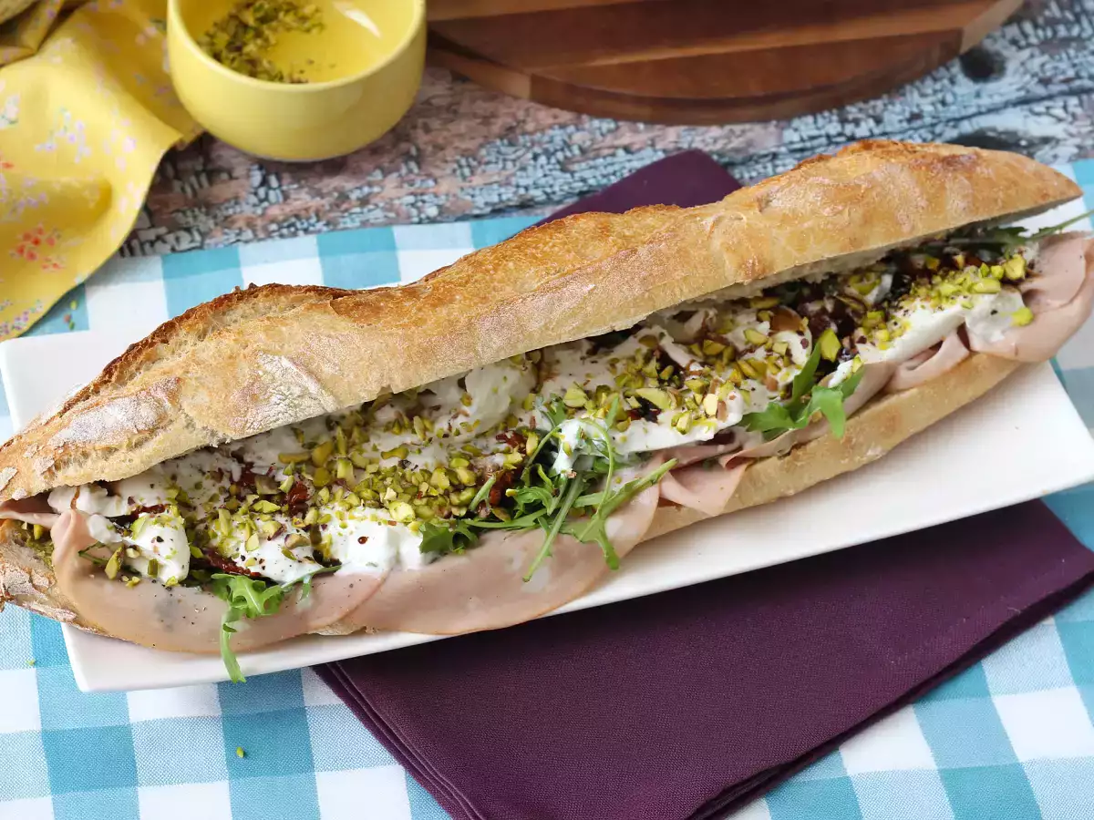 Gourmet italský sendvič s mortadelou a sýrem burrata - foto 6