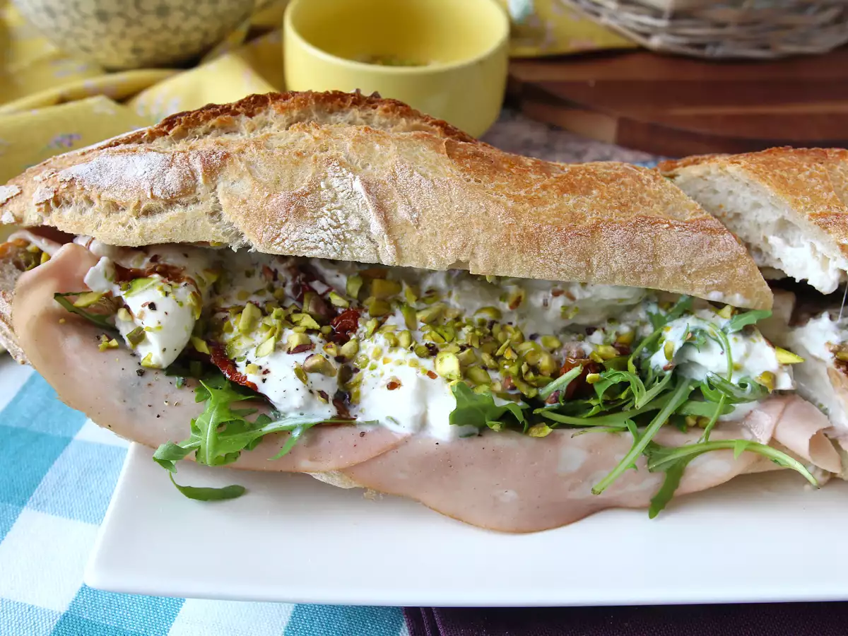 Gourmet italský sendvič s mortadelou a sýrem burrata - foto 7