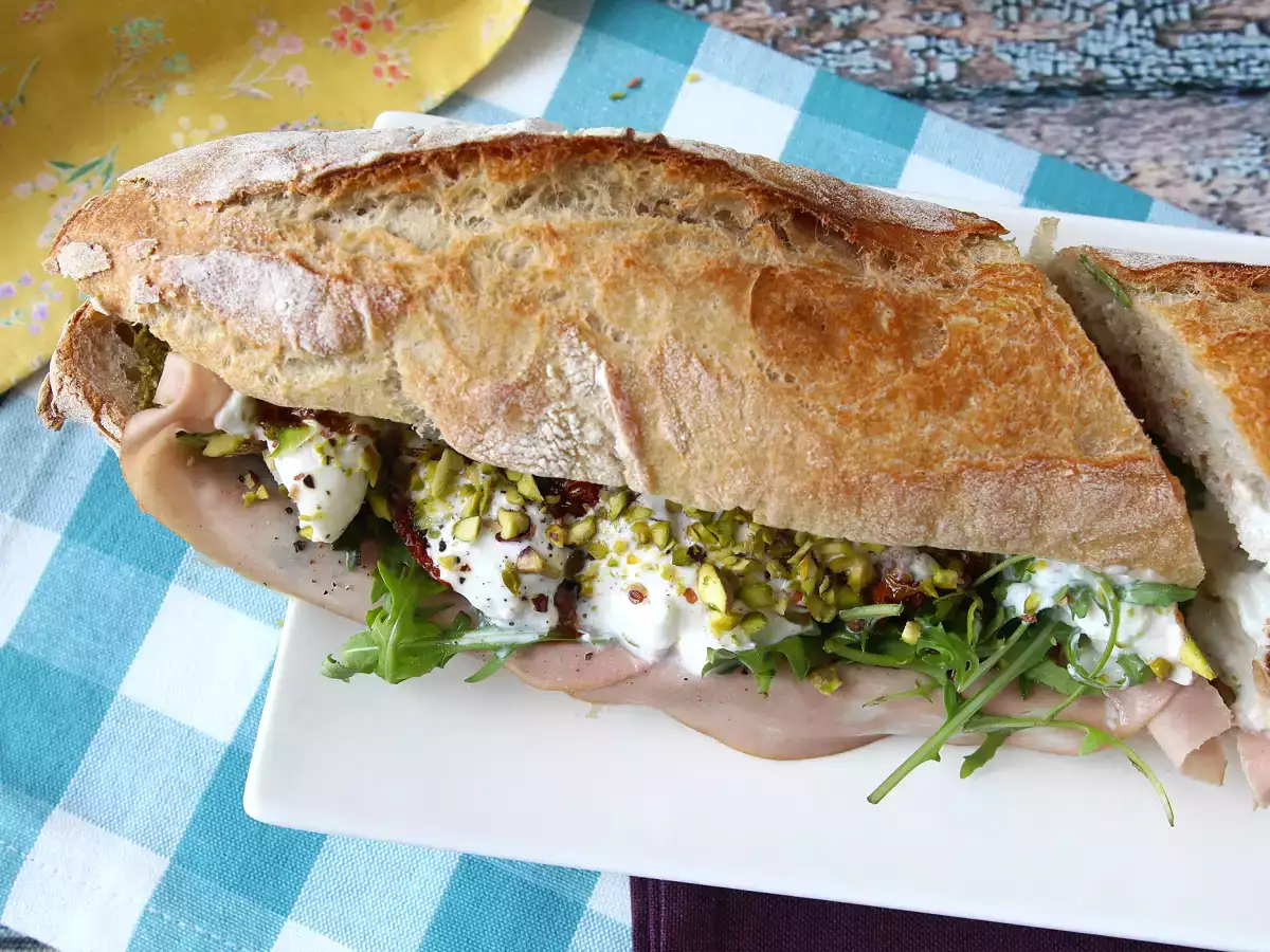 Gourmet italský sendvič s mortadelou a sýrem burrata - foto 8