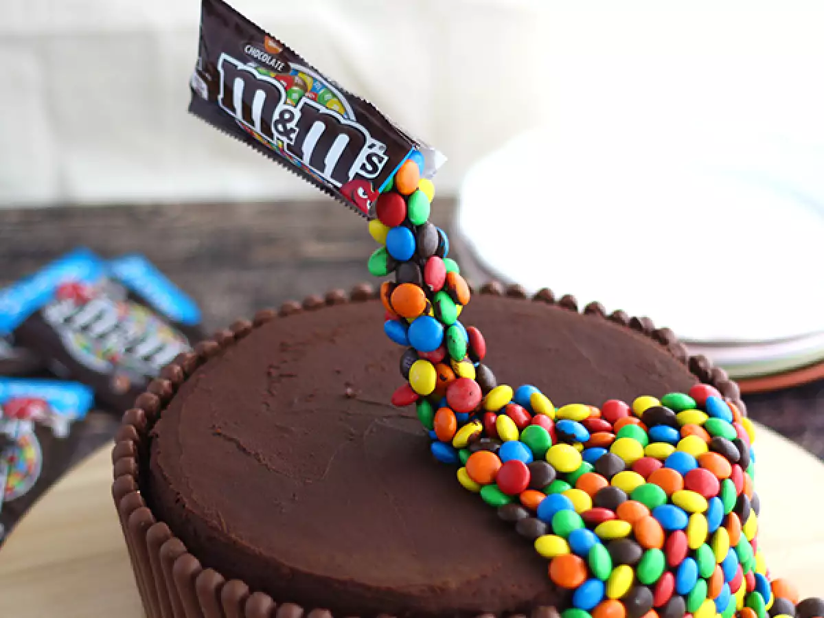 Gravitační dort s M&M's (Gravity Cake) - foto 2