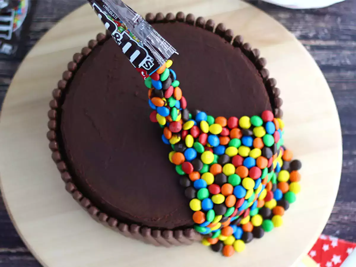 Gravitační dort s M&M's (Gravity Cake) - foto 3