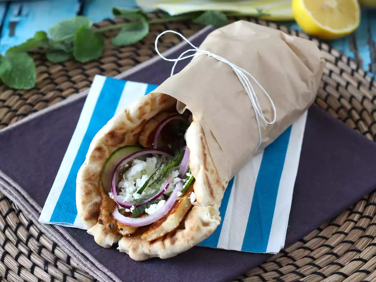 Gyros s halloumi, vegetariánská verze řeckého sendviče!