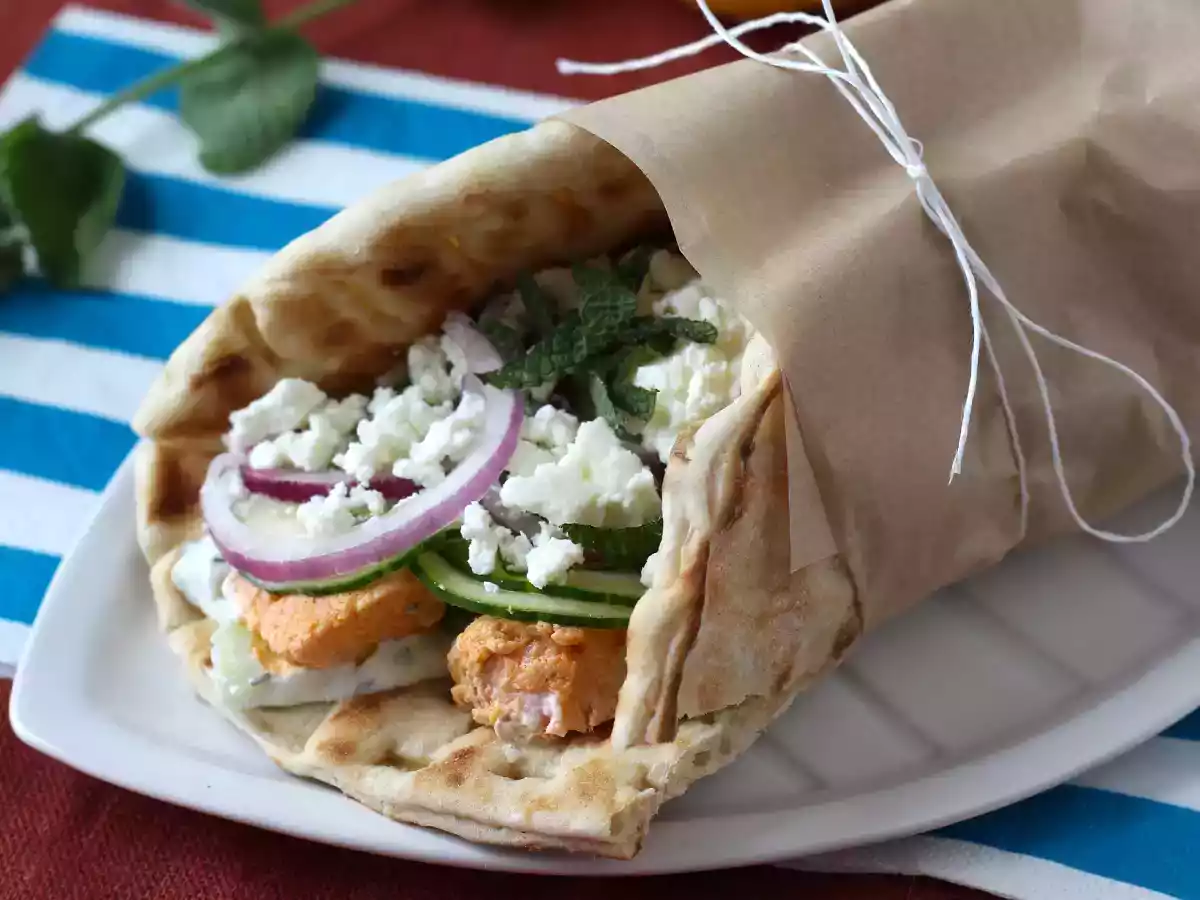 Gyros s lososem, dokonalý řecký rybí sendvič na léto!