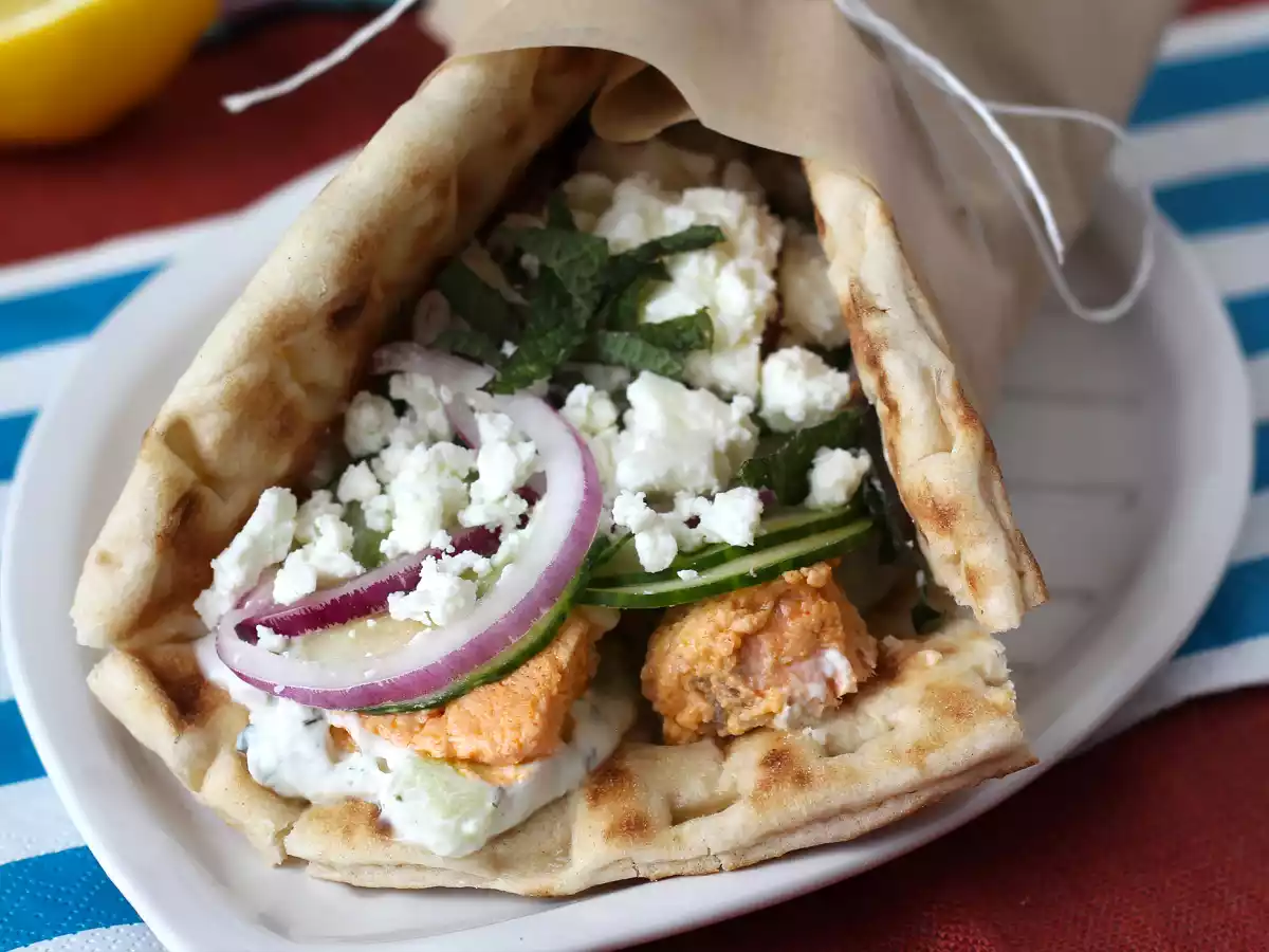 Gyros s lososem, dokonalý řecký rybí sendvič na léto! - foto 2