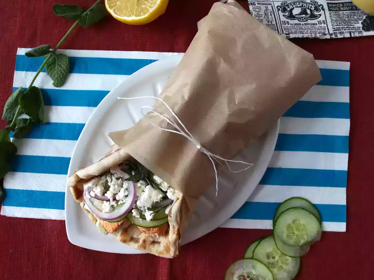 Gyros s lososem, dokonalý řecký rybí sendvič na léto! - foto 3