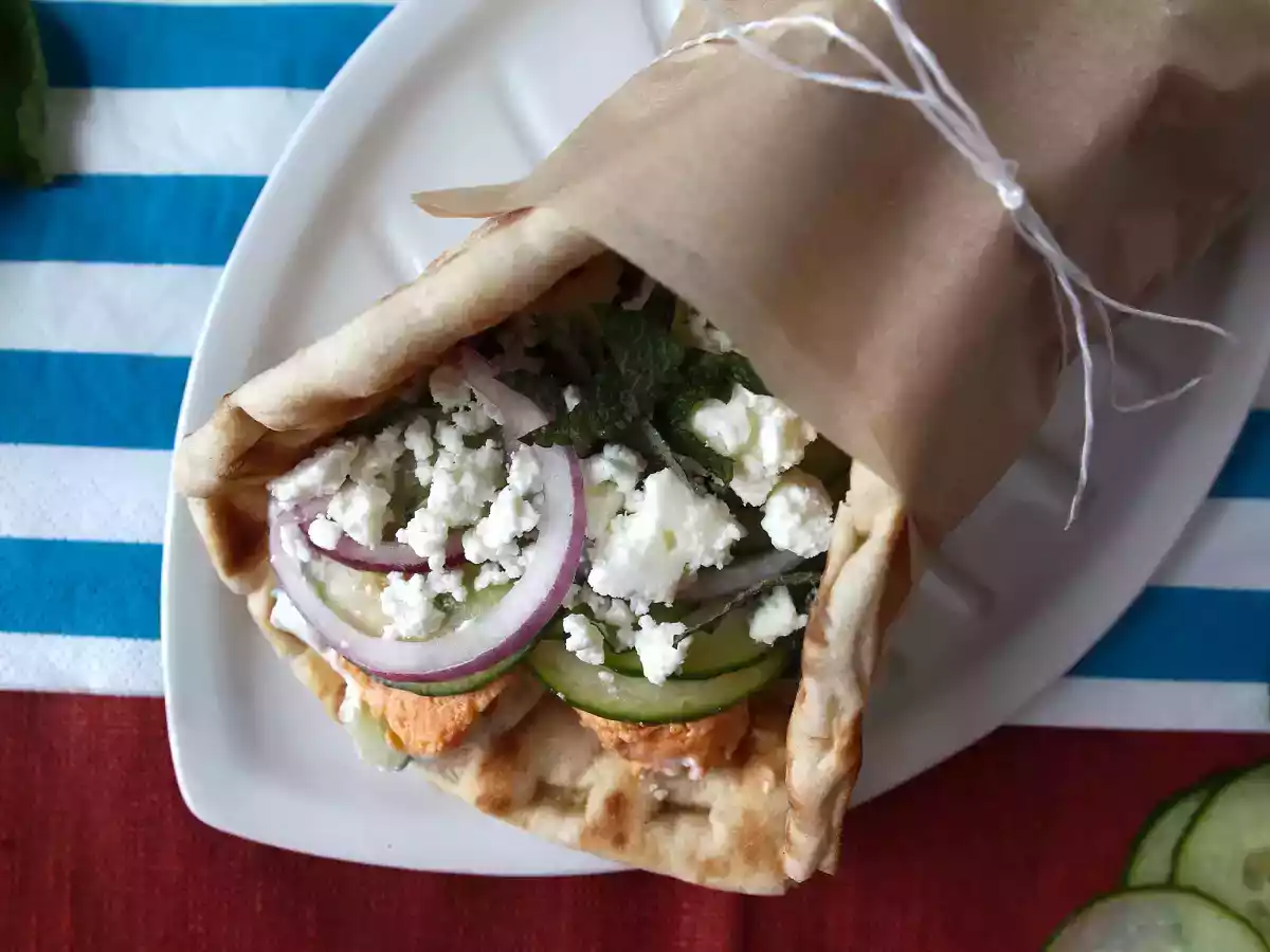 Gyros s lososem, dokonalý řecký rybí sendvič na léto! - foto 4