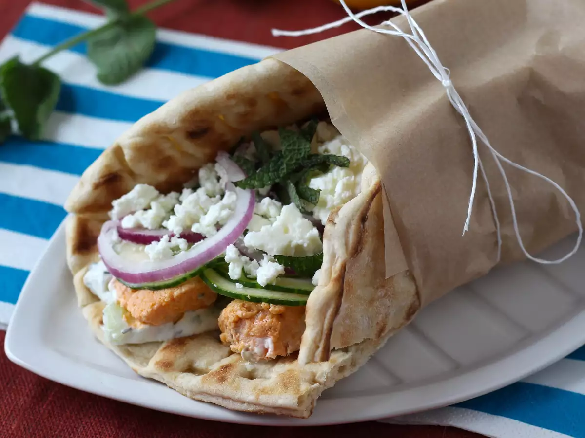 Gyros s lososem: řecký rybí sendvič na léto