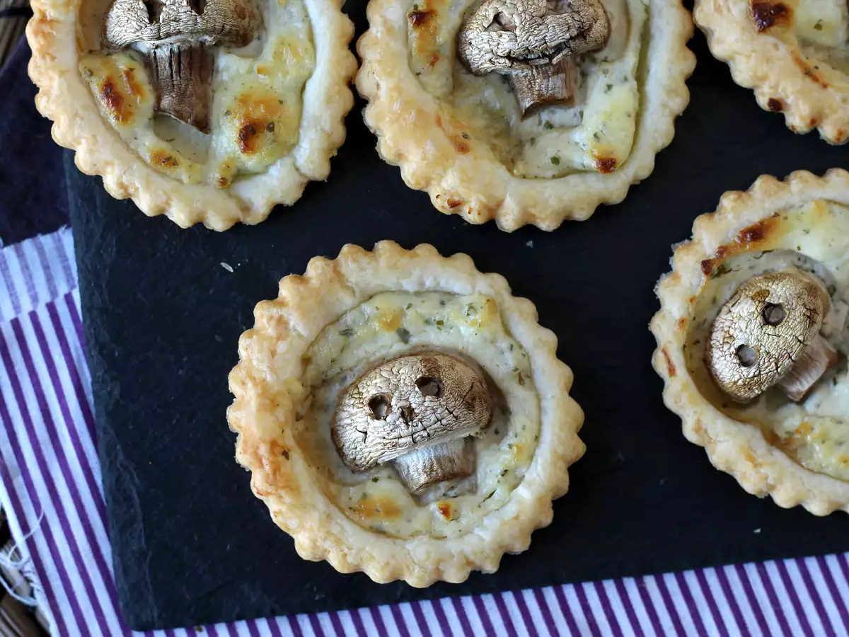 Halloweenské koláče s houbami a česnekem a bylinkovým sýrem - foto 3