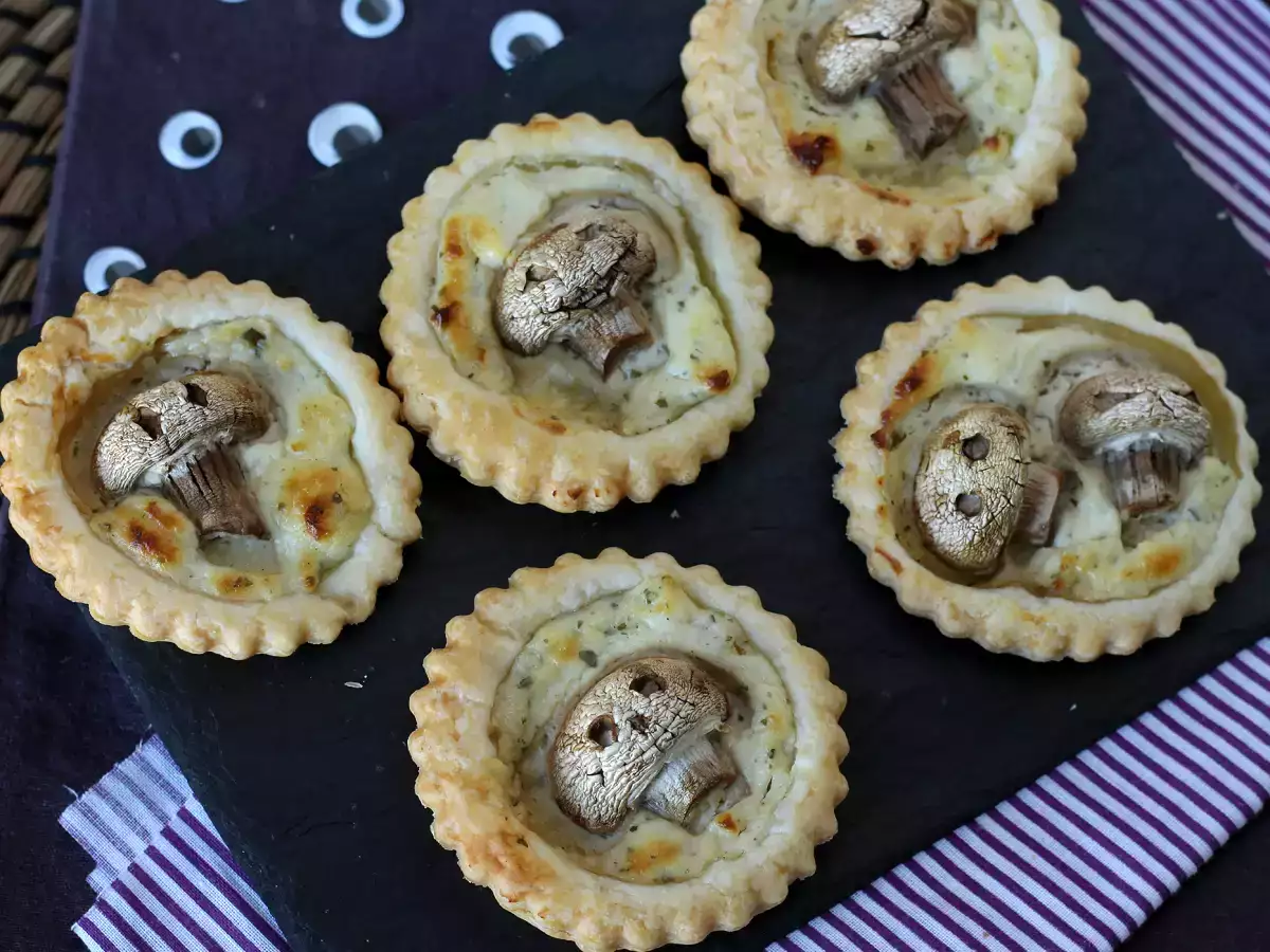 Halloweenské tartaletky s houbami a sýrem s česnekem a bylinkami - foto 5