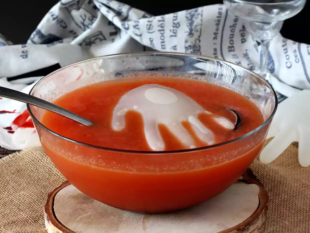 Halloweenský koktejl s kostkou ledu ve tvaru ruky - snadný návod!