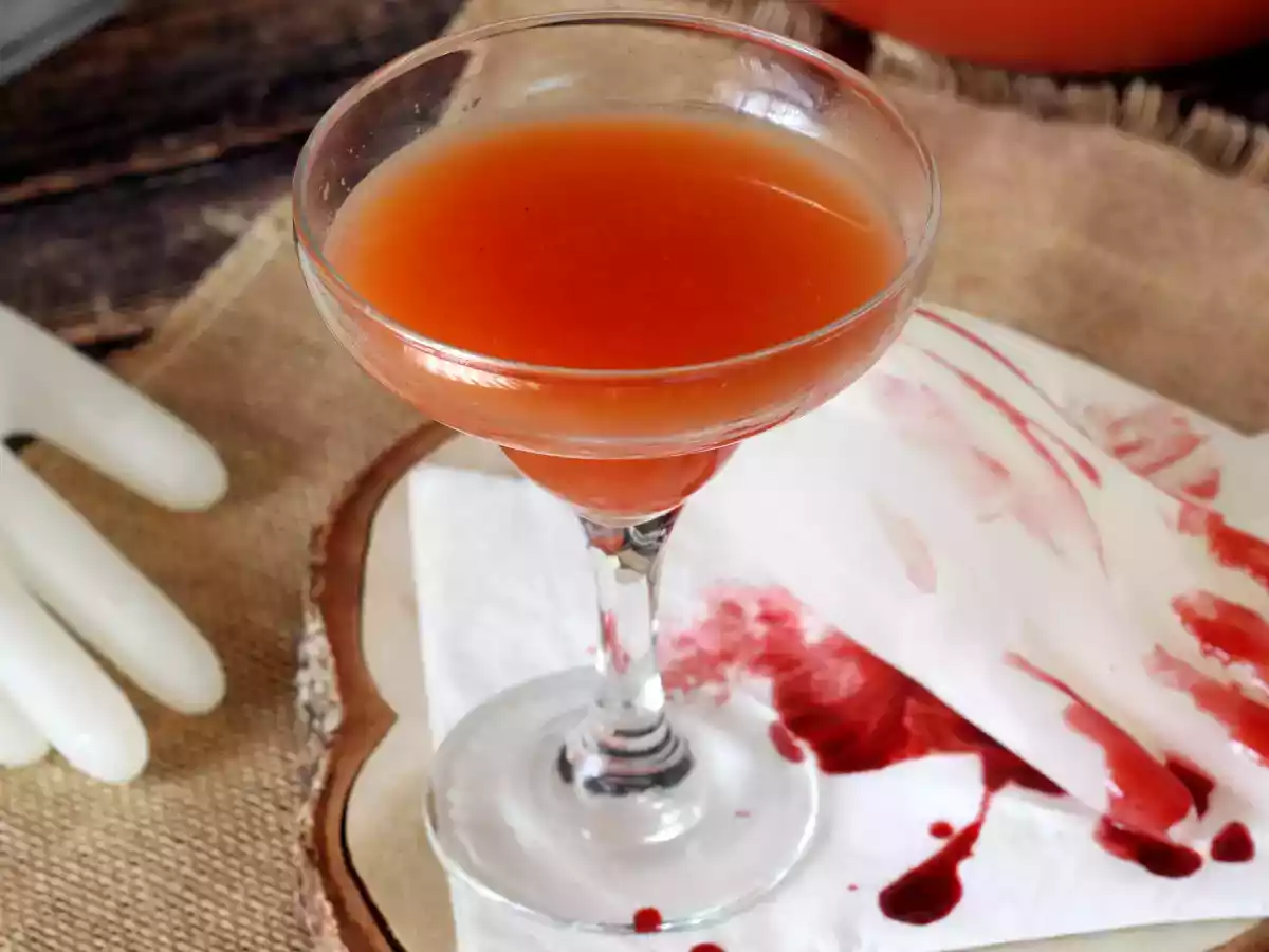 Halloweenský koktejl s kostkou ledu ve tvaru ruky - snadný návod! - foto 2