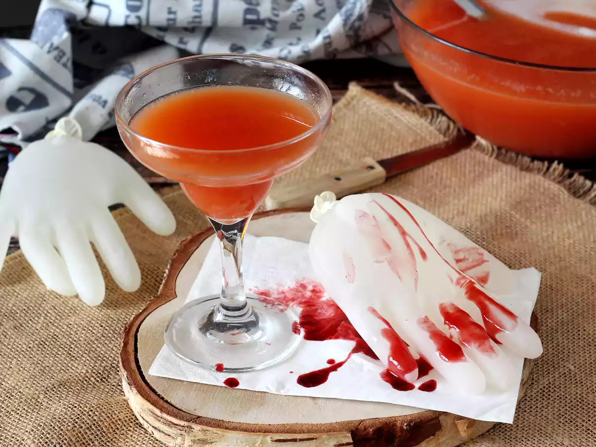 Halloweenský koktejl s kostkou ledu ve tvaru ruky - snadný návod! - foto 4
