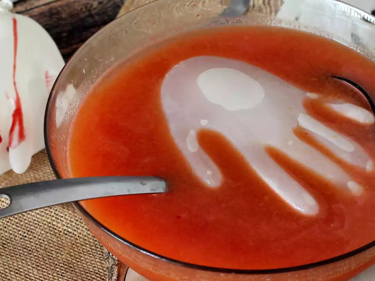 Halloweenský koktejl s kostkou ledu ve tvaru ruky - snadný návod! - foto 5