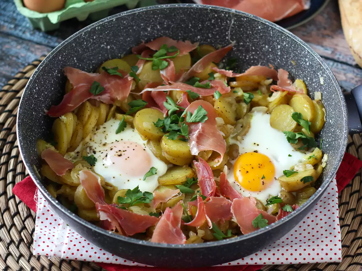 Huevos rotos: snadný španělský recept s bramborami a vejci - foto 3