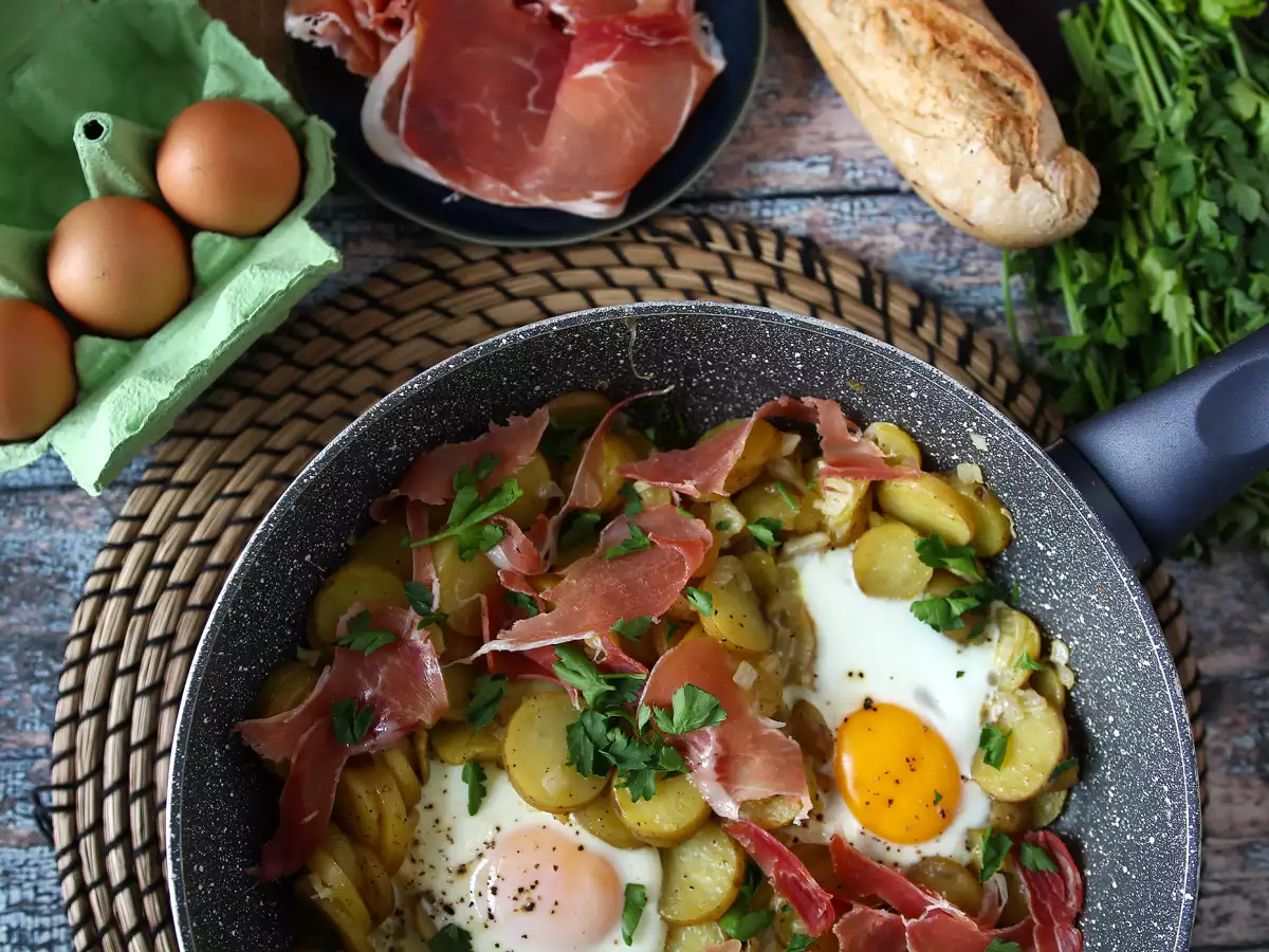 Huevos rotos: snadný španělský recept s bramborami a vejci - foto 4