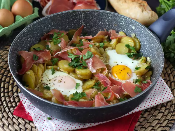 Recept Huevos rotos: snadný španělský recept s bramborami a vejci