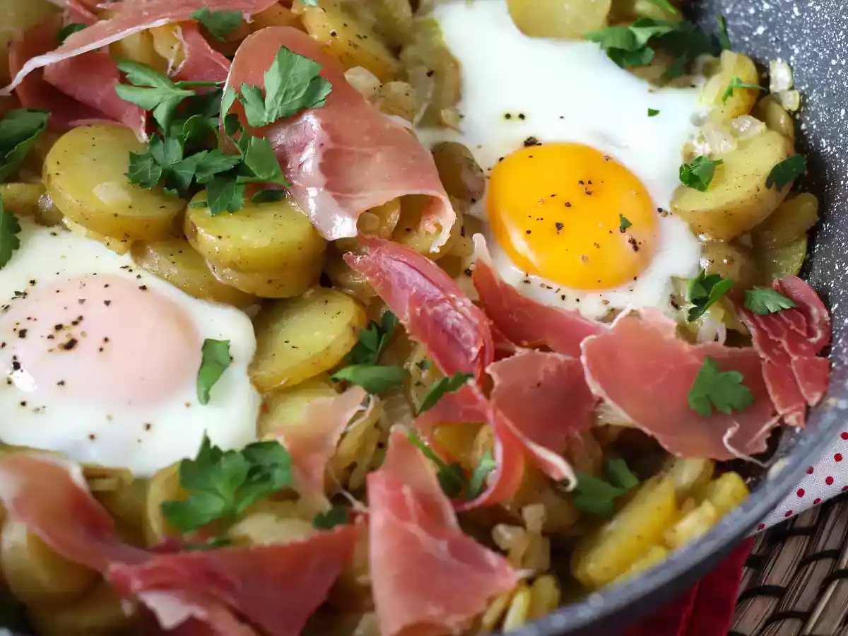 Huevos rotos, velmi snadný španělský recept na brambory a vejce - foto 2