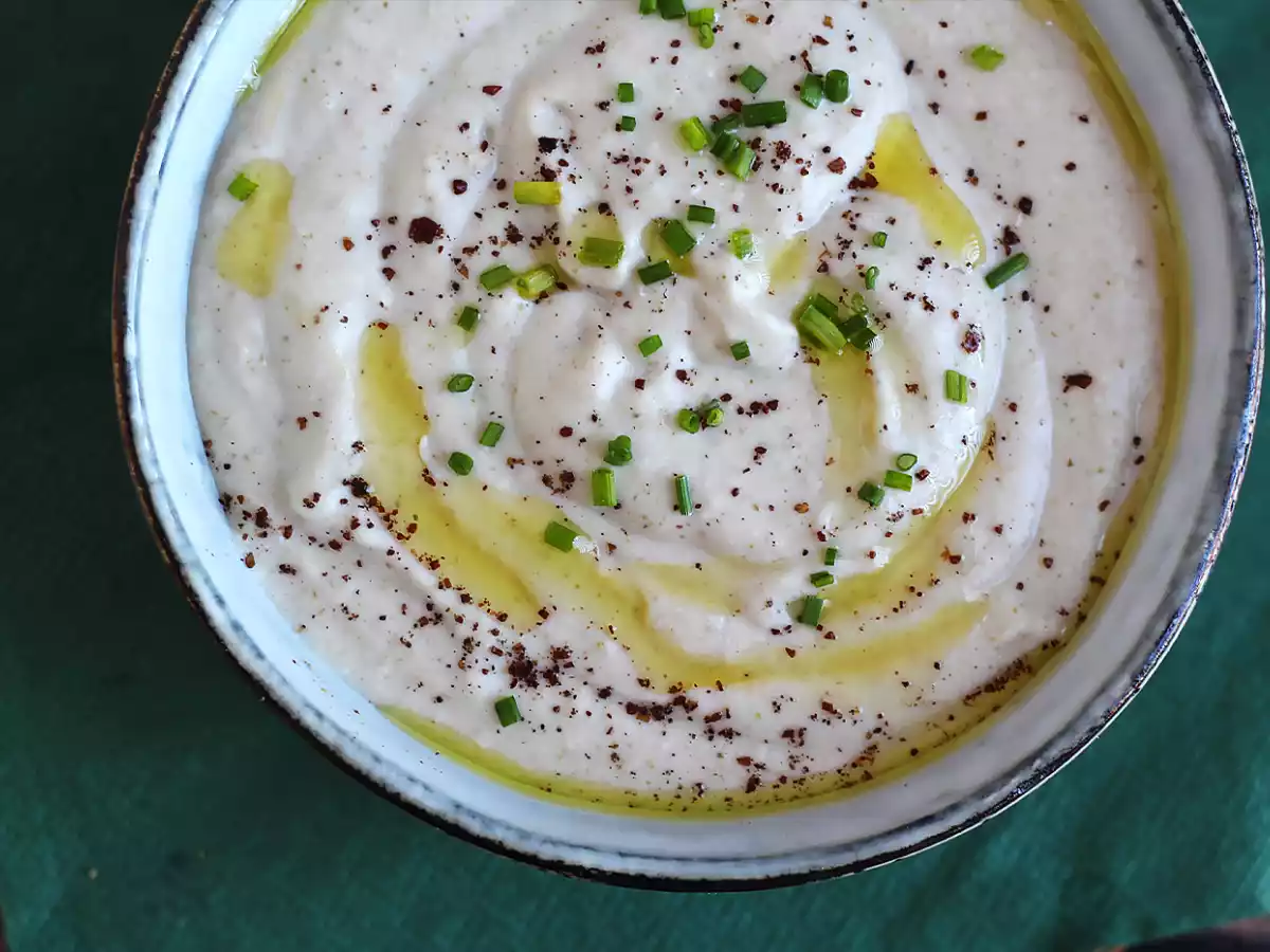 Hummus z bílých fazolí a kokosového mléka