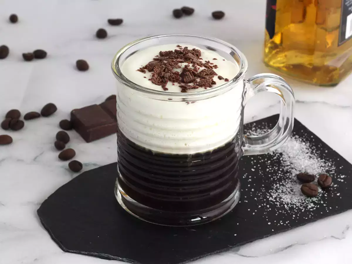 Irish Coffee (irská káva s whisky a šlehačkou)