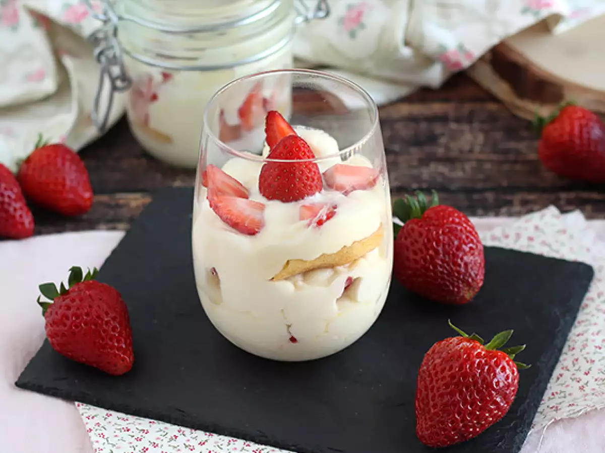 Jahodové tiramisu ve skleničkách