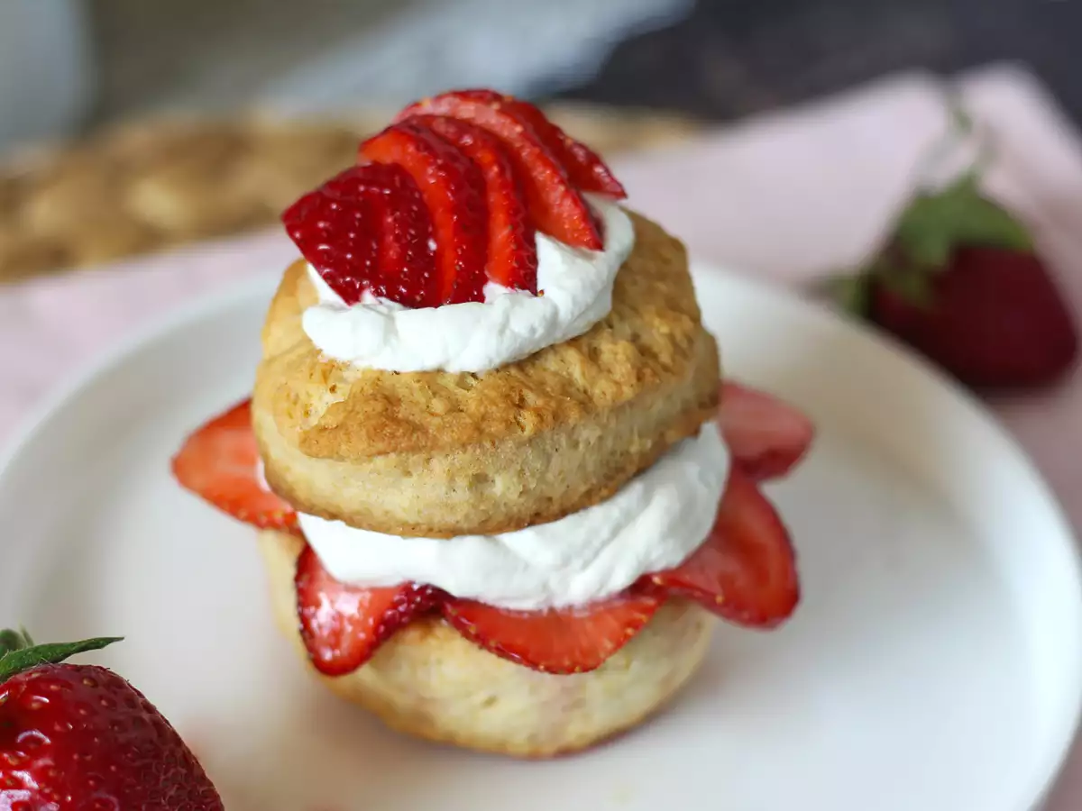Jahodový shortcake: americký dezert s jahodami a šlehačkou, který nikdy nezklame - foto 3
