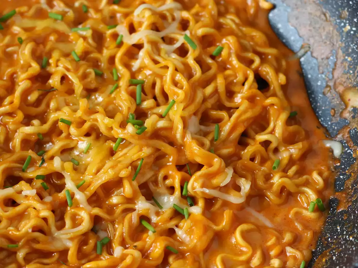 Jak připravit nudle Buldak Cheese? Rychlý a snadný recept! - foto 6