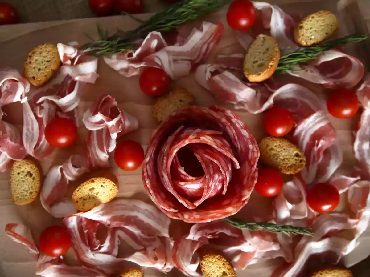 Jak připravit talíř s uzeninami? Pliage en forme de rose ! - foto 4